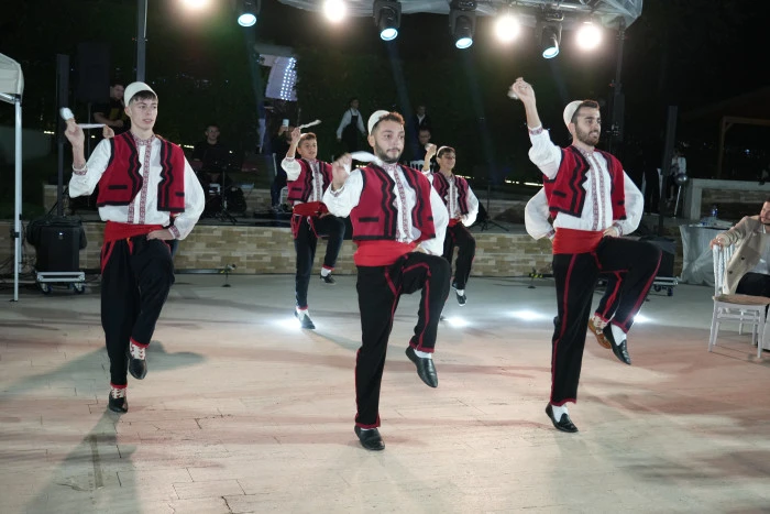 Firdevs & &Ouml;mer Faruk D&uuml;nyaevine girdi