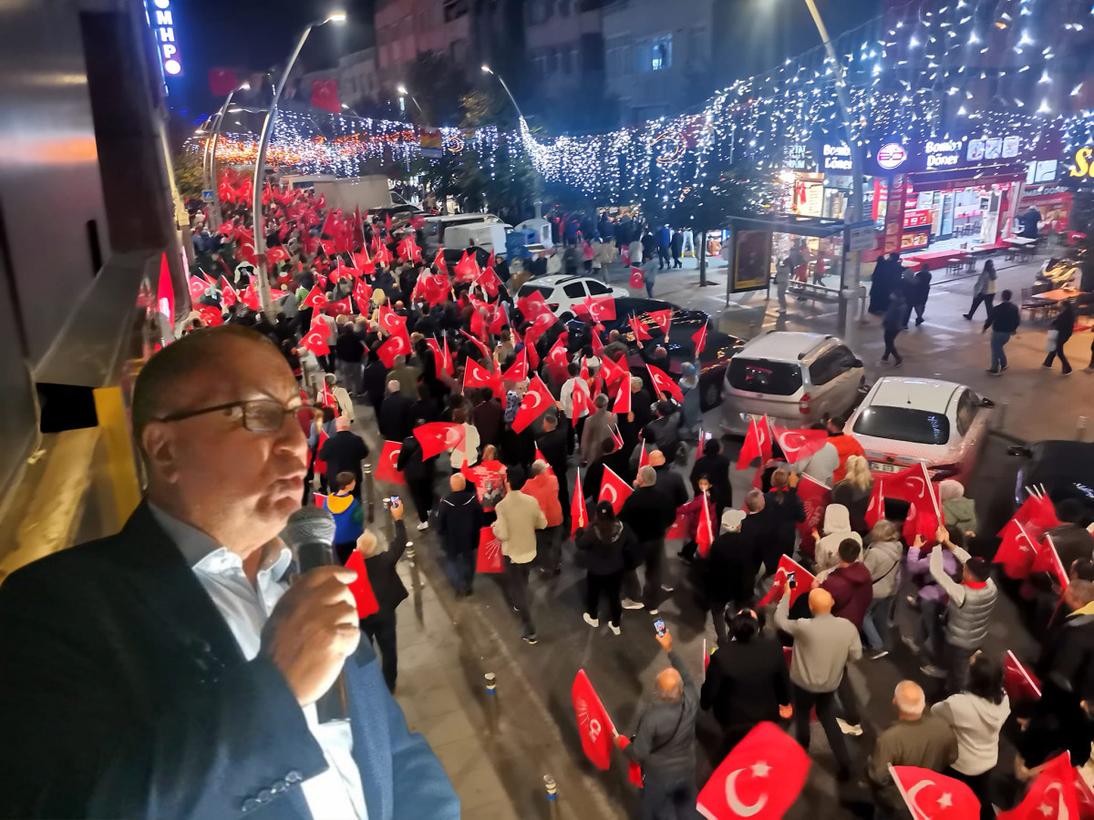 CHP Cumhuriyet Bayramını Fener alayı ile kutladı