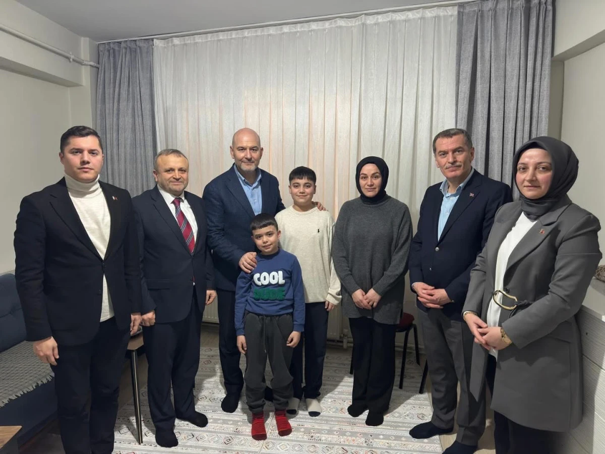 Eski İ&ccedil;işleri Bakanı S&uuml;leyman Soylu Zeytinburnu&rsquo;nda Ev Ziyaretlerinde Bulundu