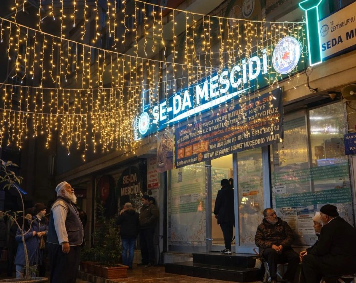 Seda Mescidi'nde Teravih &Ouml;ncesi G&ouml;n&uuml;llere Işık