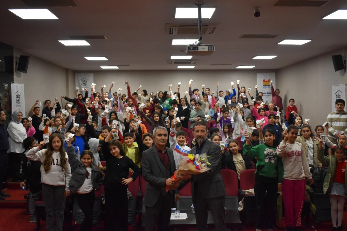 Zeytinburnu Bilgi Evleri&rsquo;nde &ldquo;Gen&ccedil;lerle Baş Başa&rdquo; Sohbetleri: Konuk Savaş Corut