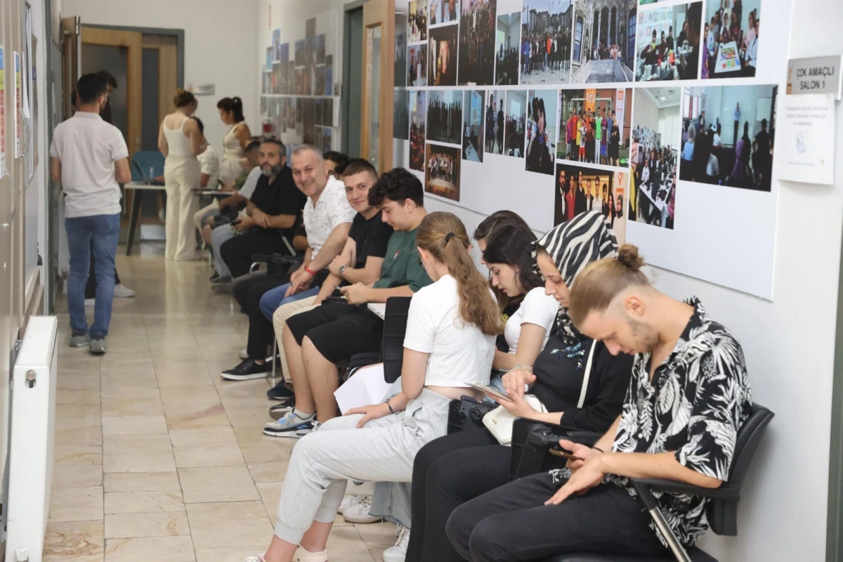 Zeytinburnu Gen&ccedil;lik Merkezi (ZEYGEM), Liselere Ge&ccedil;iş Sistemi (LGS) 2025 i&ccedil;in &ouml;ğrencilere &uuml;cretsiz tercih danışmanlığı hizmeti veriyor.